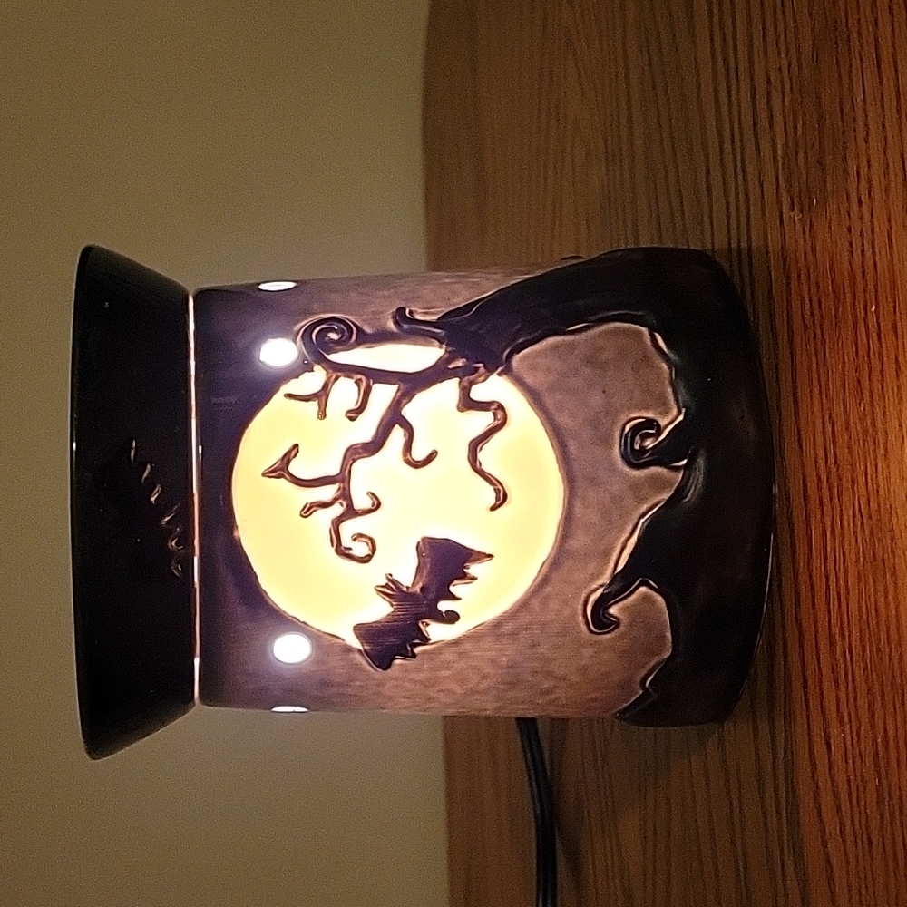 SCENTSY  retired Fright night warmer